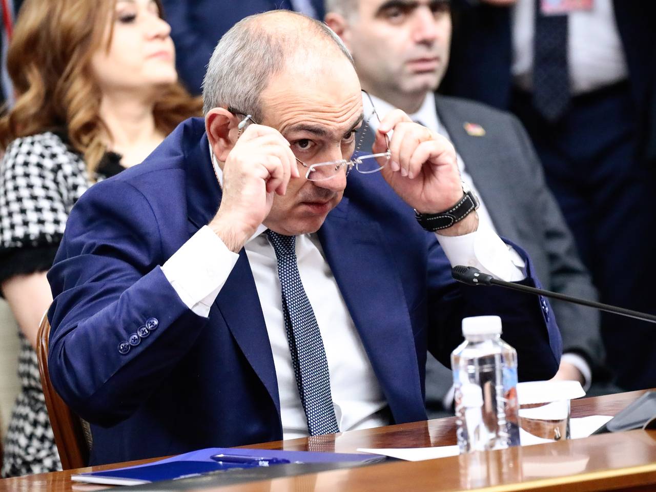 Против Пашиняна подали заявление за высказывания в адрес священников