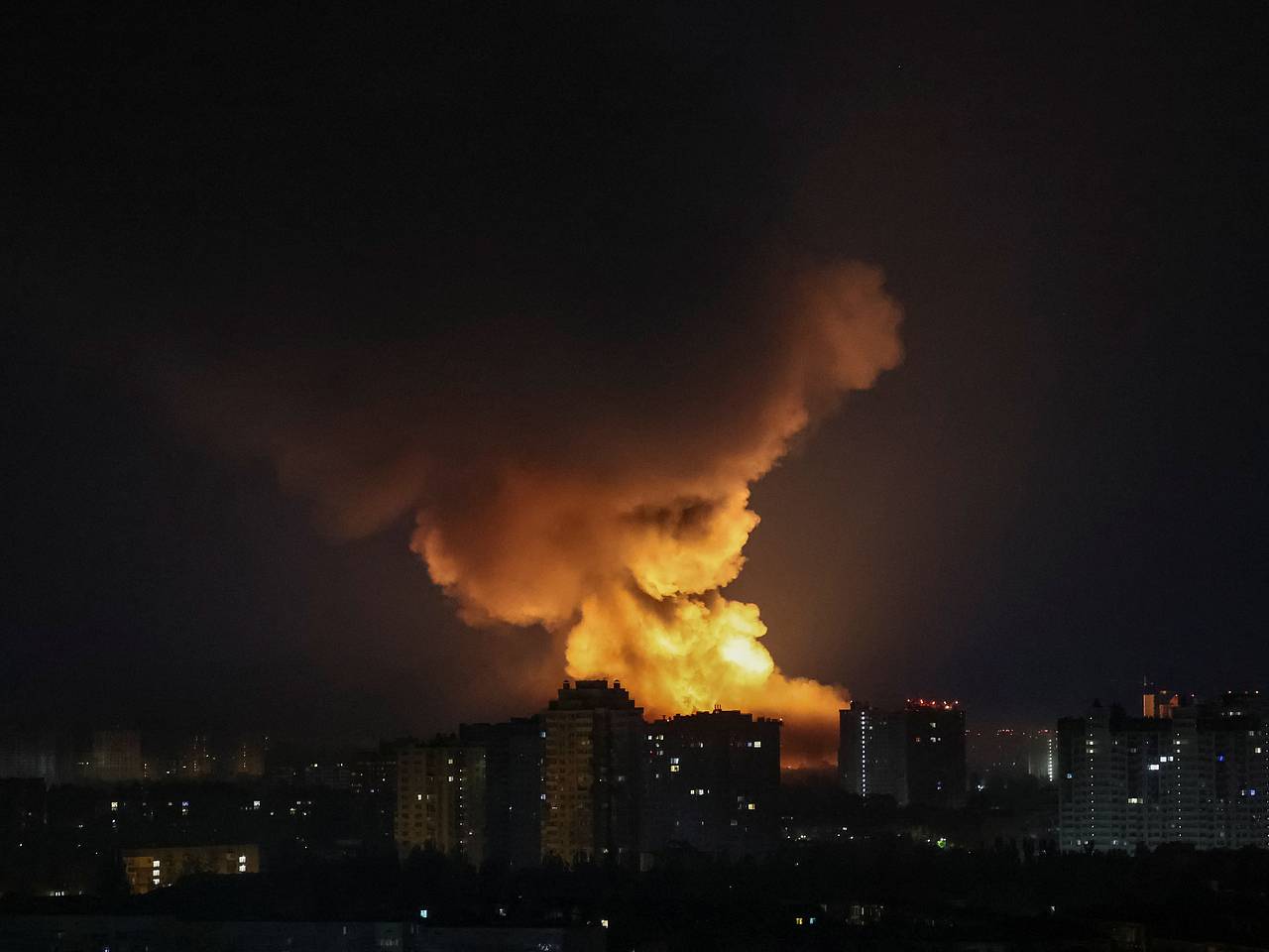 Военкоры сообщили о пожаре в Киеве после удара БПЛА