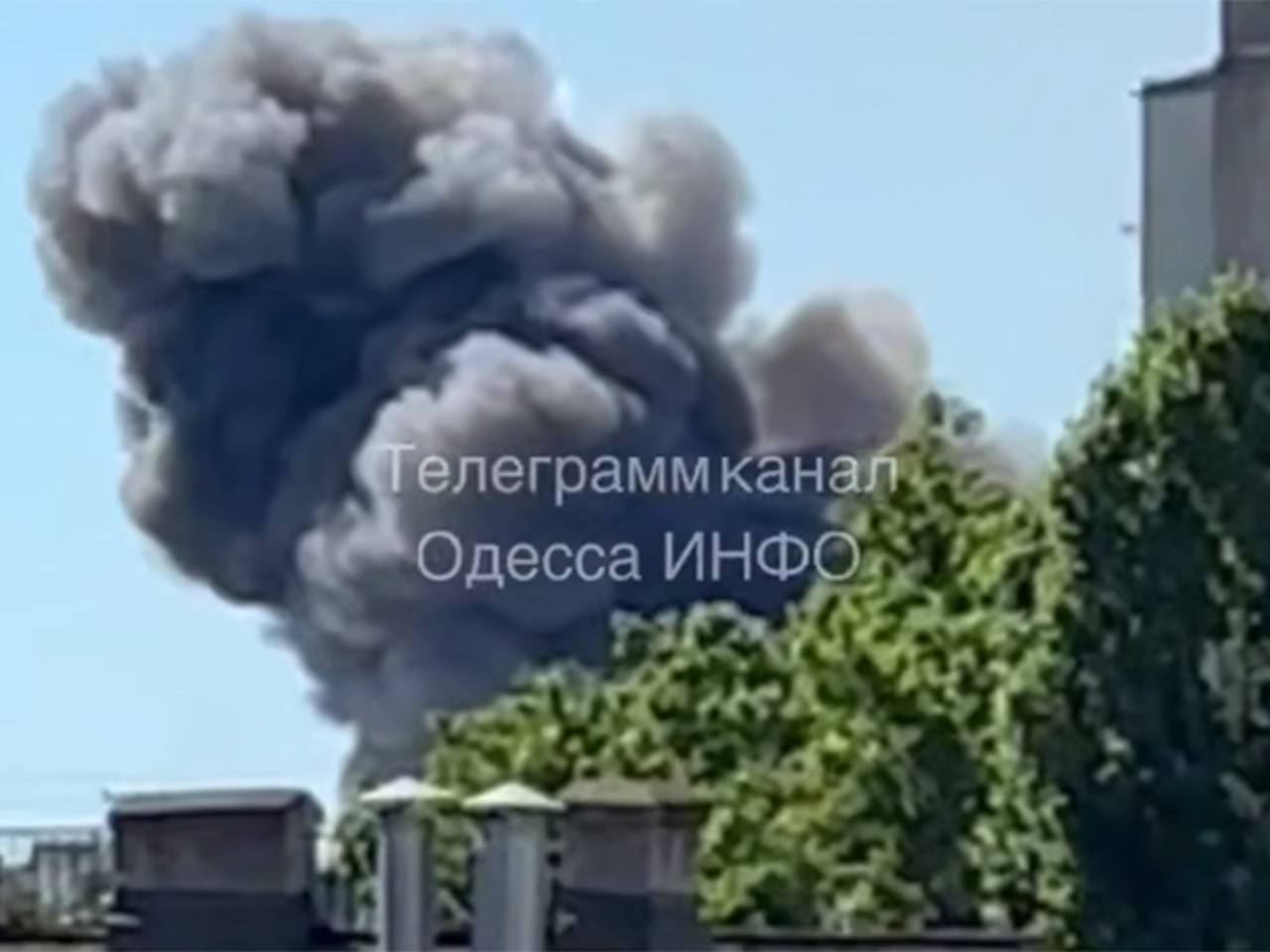 Появилось видео удара по военкомату в Одессе