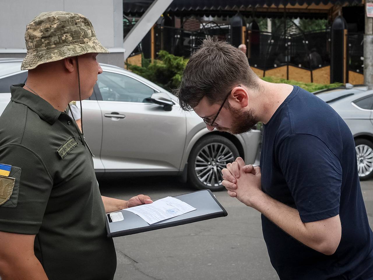 Жители Украины продолжили делиться координатами военкоматов в Сети