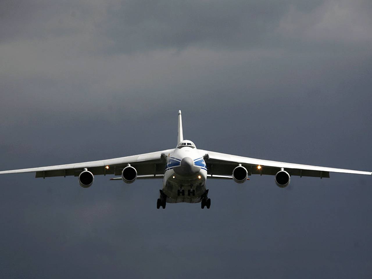 Гражданский самолет над Киевом