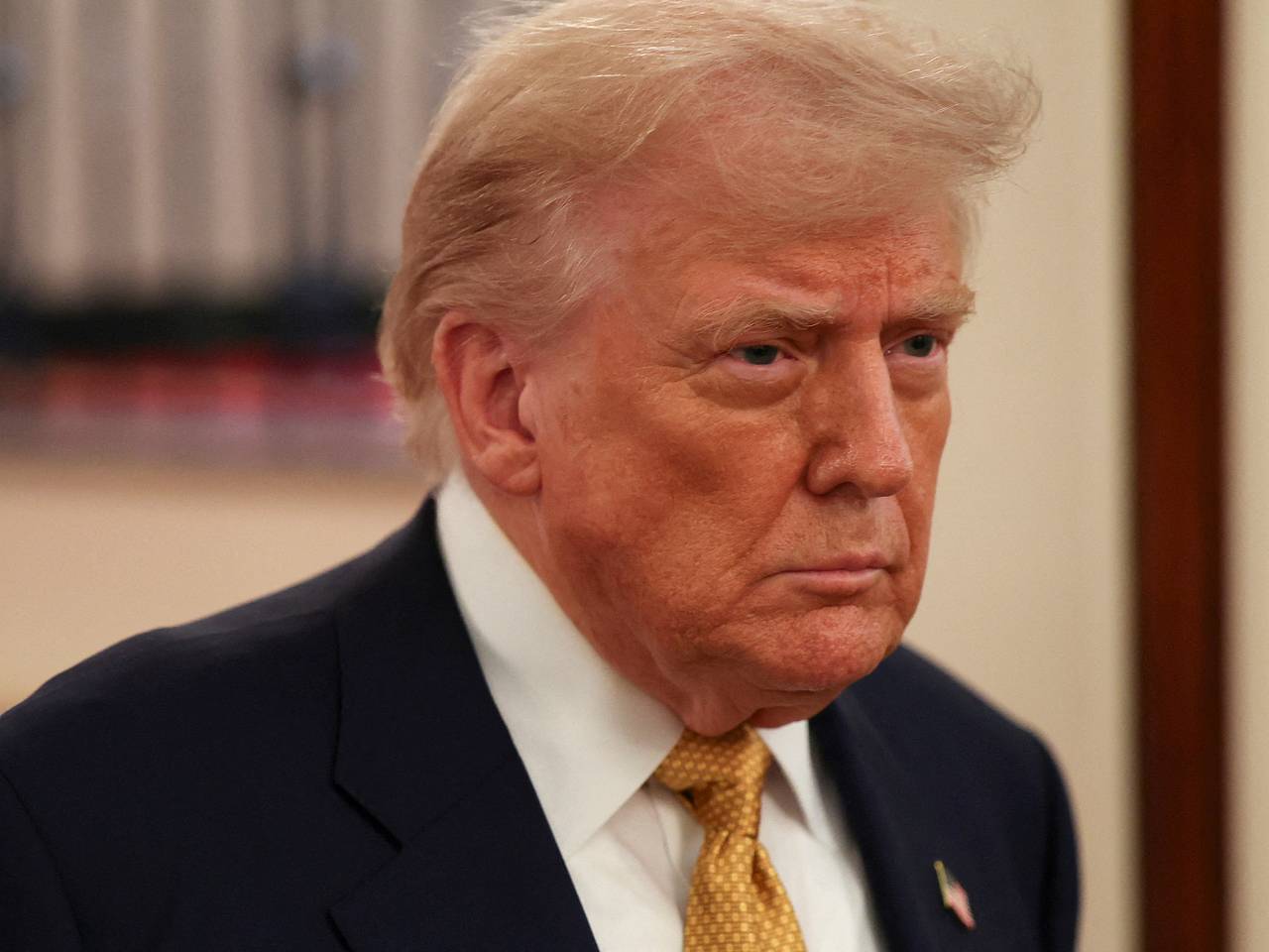 Трамп прочел статью о своем эротическом подарке для Эпштейна и решил подать в суд