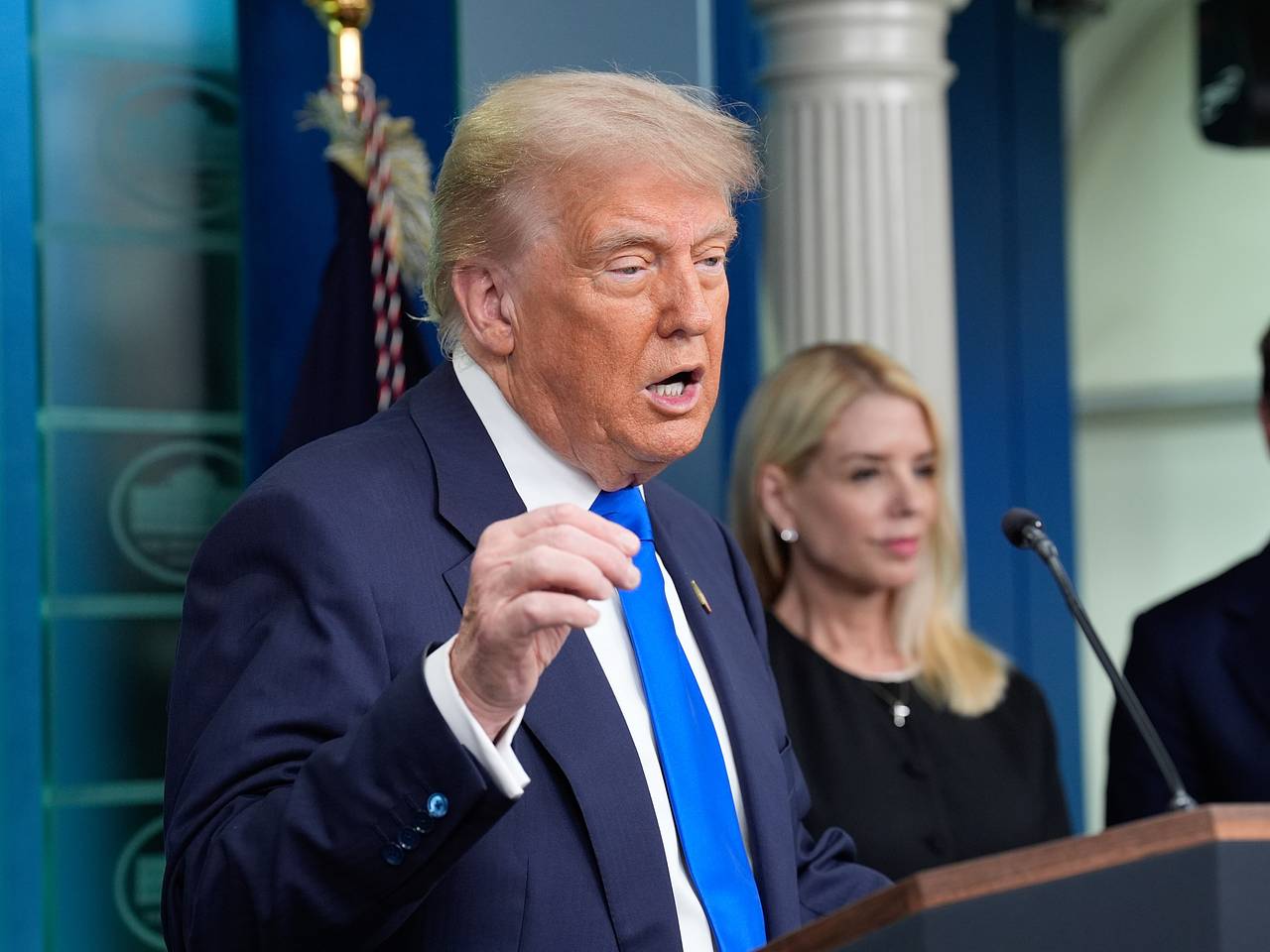 Трамп пообещал поставлять Украине больше оружия