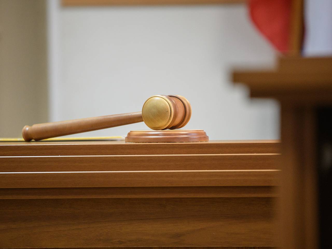 Суд в Баку оставил под арестом российских журналистов