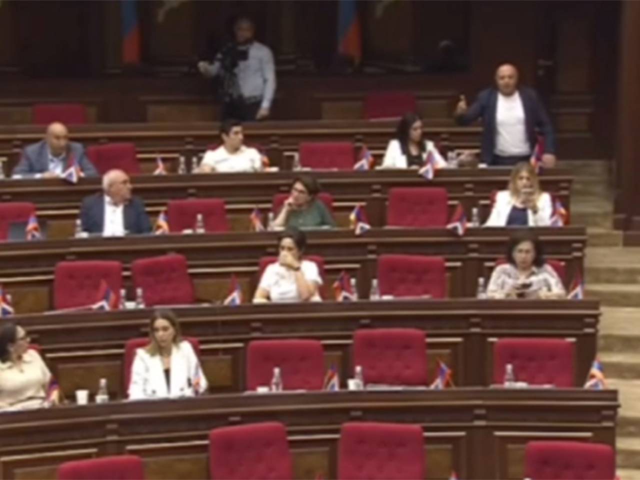 Оппозиционному депутату  в парламенте Армении посоветовали сесть и замолчать