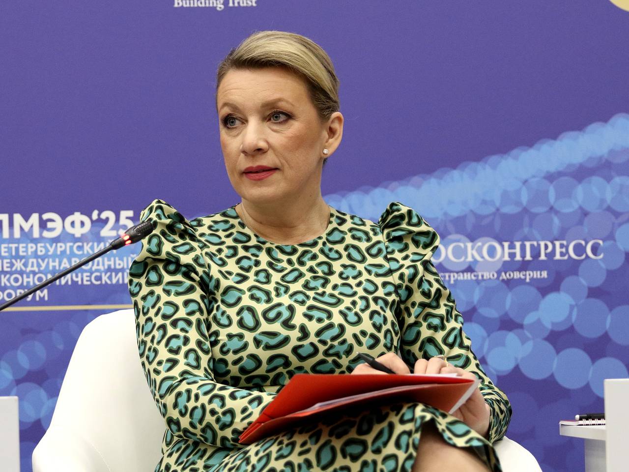 Захарова назвала причину желания Зеленского встретиться с Путиным