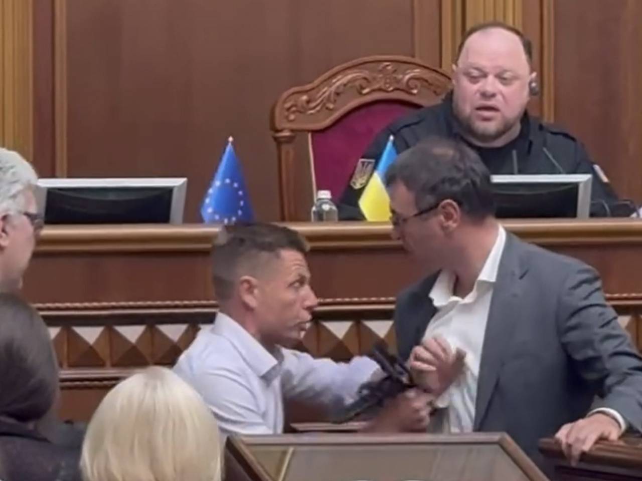 В Раде началась драка перед отставкой премьера
