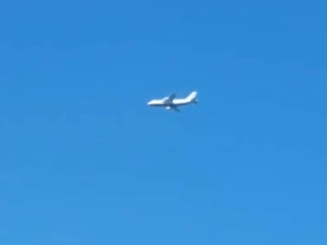 Пролетающий над Киевом пассажирский самолет сняли на видео