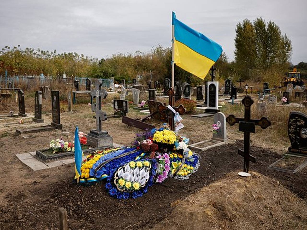 На украинских кладбищах закончились места под захоронения военных