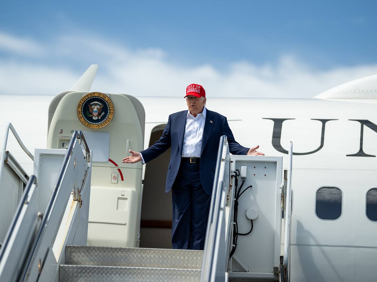 Белый дом обвинил журналистов The Wall Street Journal в клевете и исключил из пула Трампа