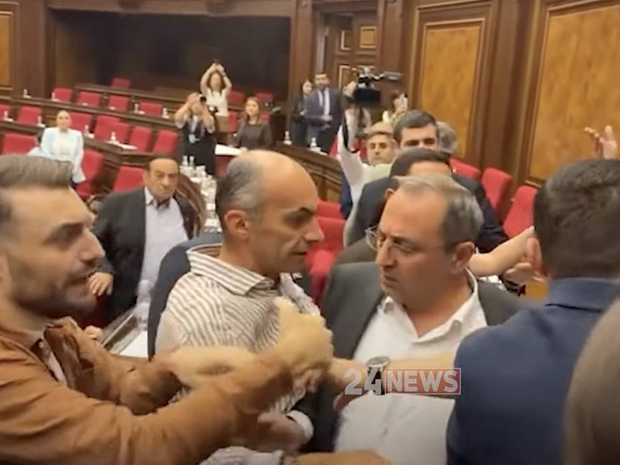 Появилось видео драки в парламенте Армении