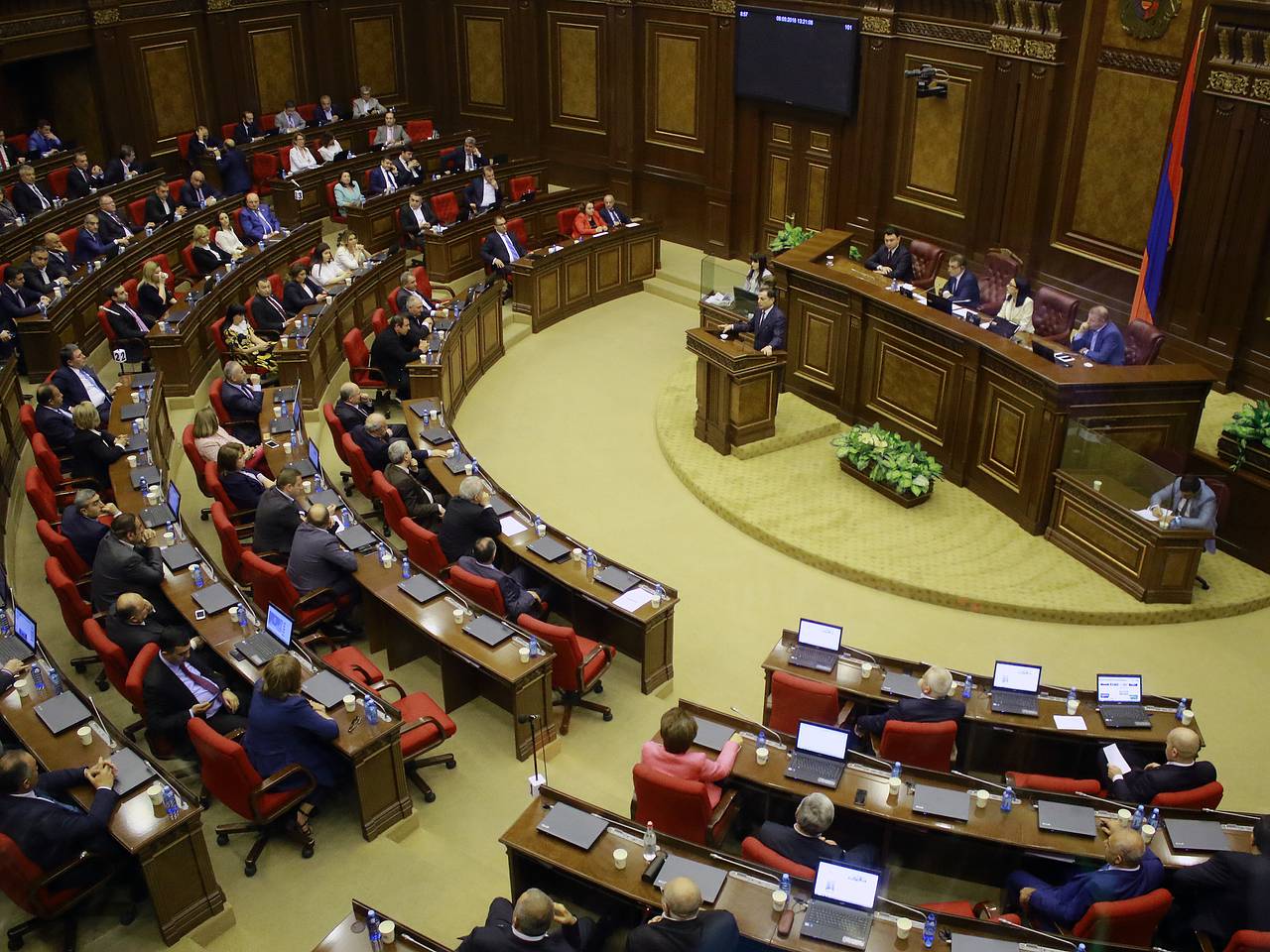 В армянском парламенте разгорелся спор