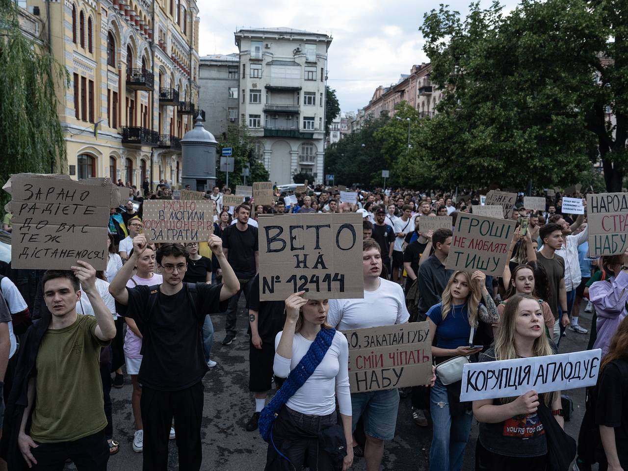 Объявленная в Киеве воздушная тревога не заставила разойтись жгущих файеры протестующих