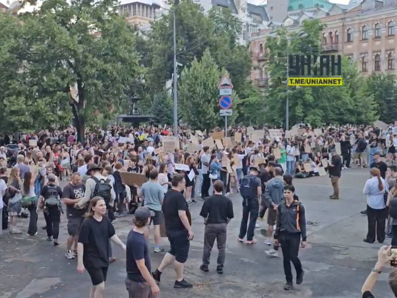 В городах Украины люди начали выходить на протест после одного действия Зеленского