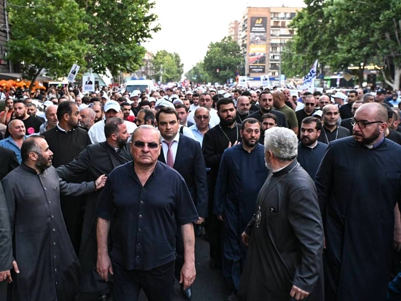 В Ереване тысячи человек вышли на митинг в поддержку бизнесмена Карапетяна