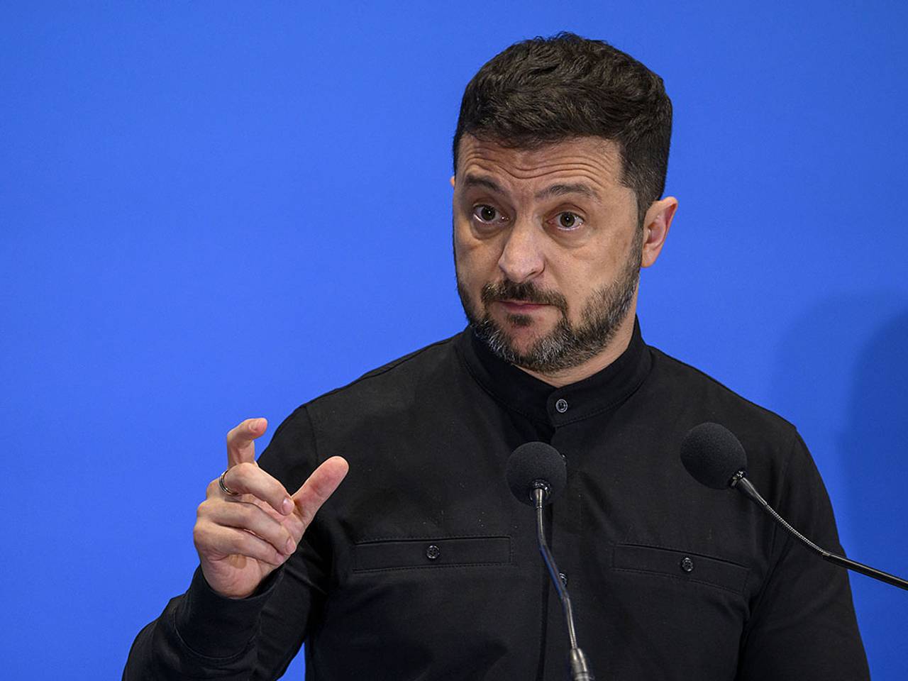 Зеленский призвал страны Запада «силой остановить войну»