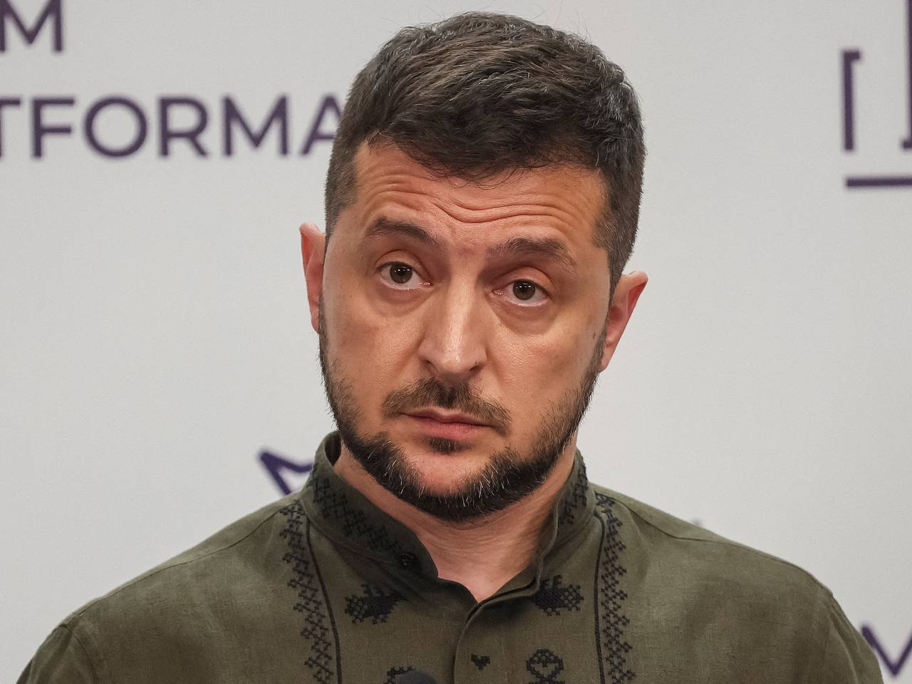 Посла Венгрии вызвали в МИД Украины из-за плакатов с Зеленским в роли клоуна