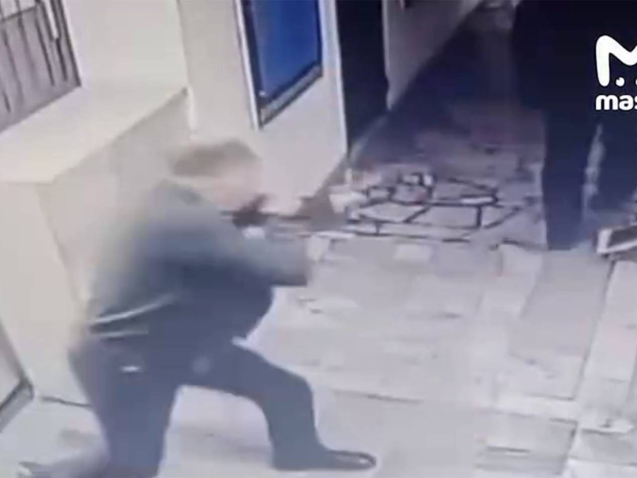 В Казахстане полицейский устроил догонялки с рогаткой за подчиненными