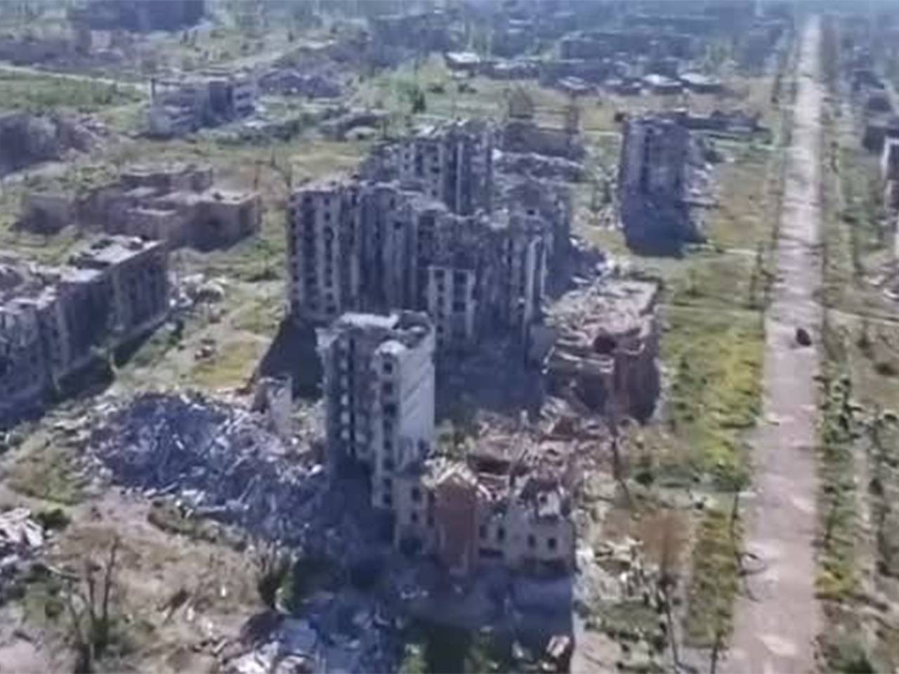 Военблогер показал последствия боев в Дзержинске