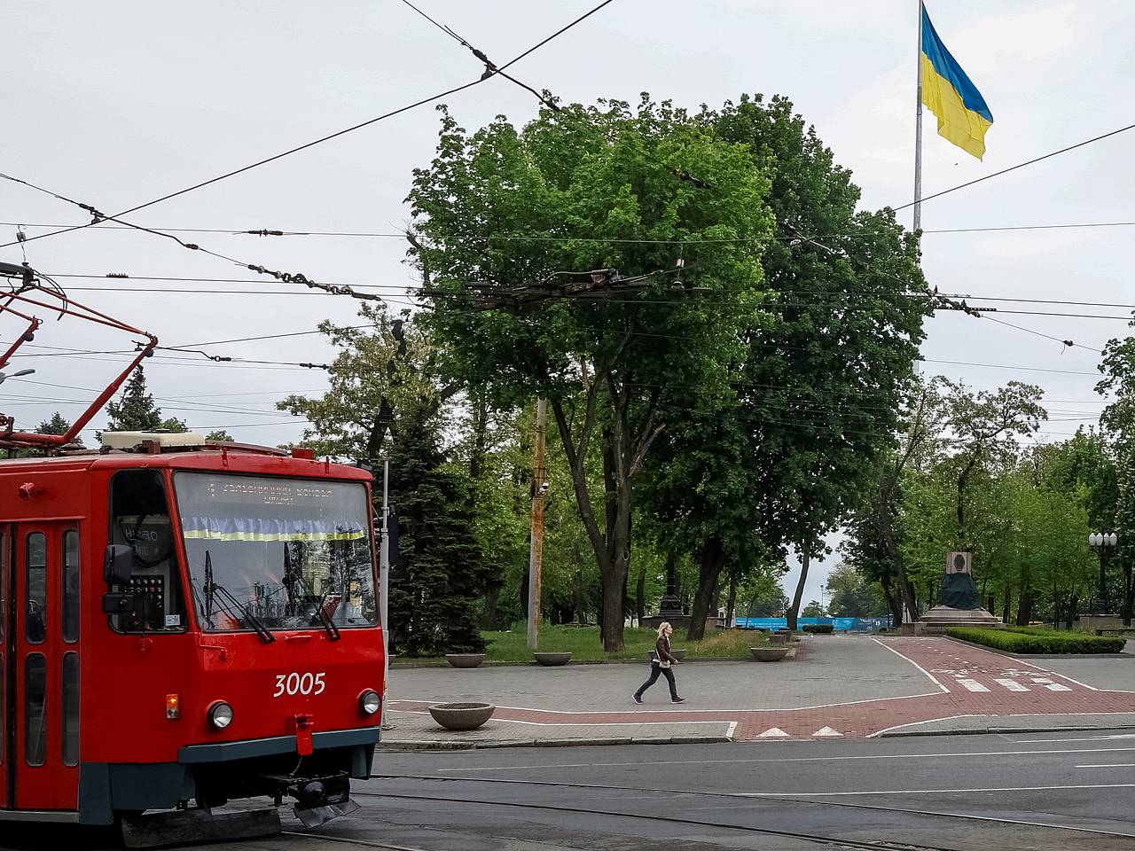 Мужчина ехал с женой по трассе и выбежал из машины в другую страну