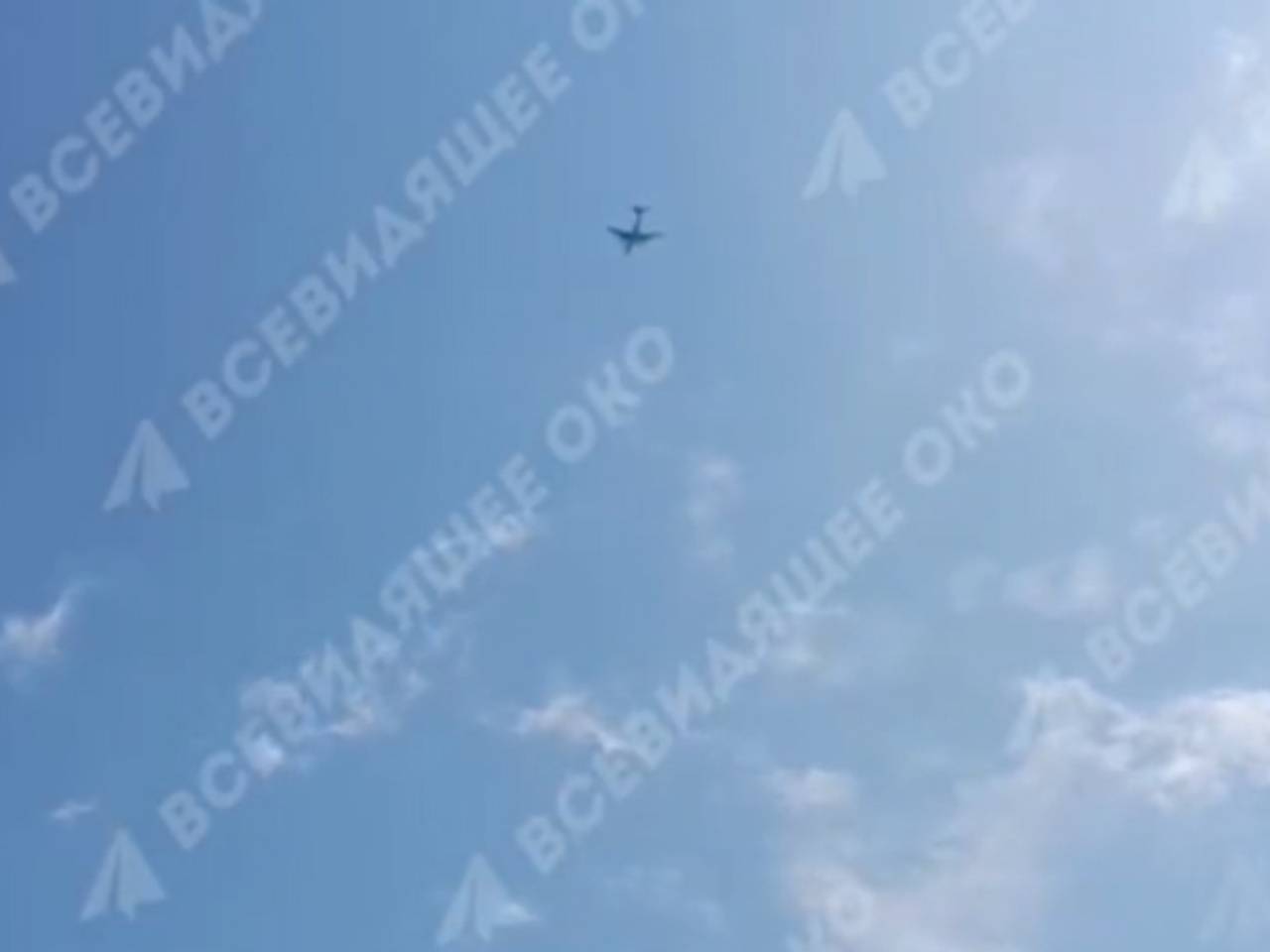 Над Украиной заметили неопознанный самолет