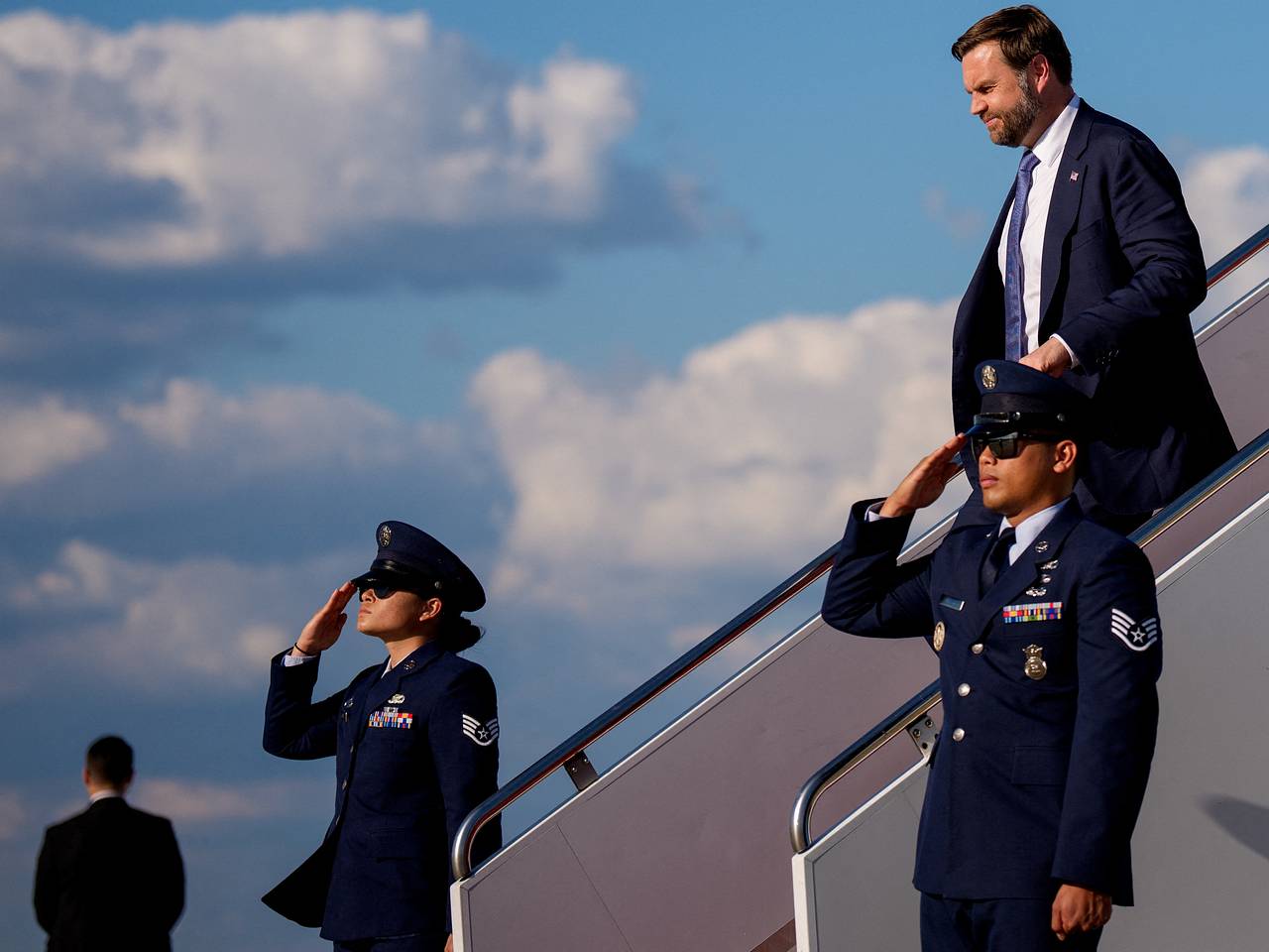 Вэнс заявил о готовности занять место Трампа