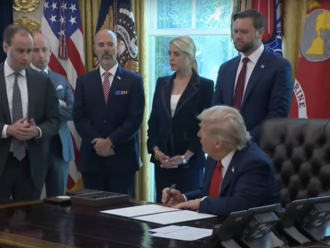 Трамп похвастался своей подписью