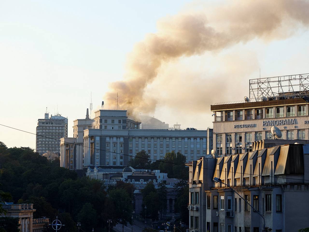 В Киеве загорелось здание кабмина
