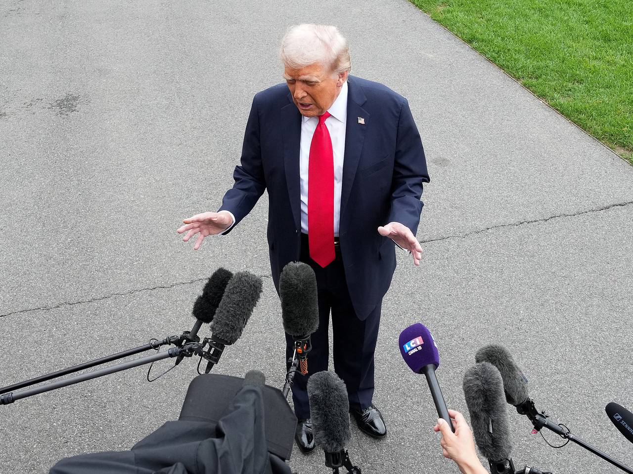 Трамп повздорил с журналистом и пообещал пожаловаться лидеру его страны