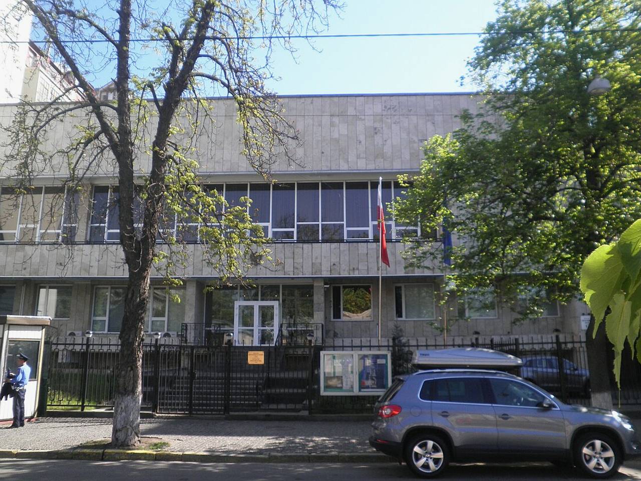 Посольство Польши оказалось повреждено после удара России по Киеву