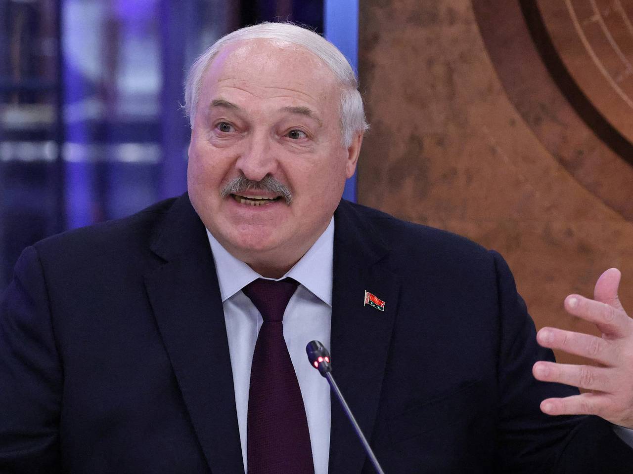 Лукашенко передаст Путину сообщения от американцев