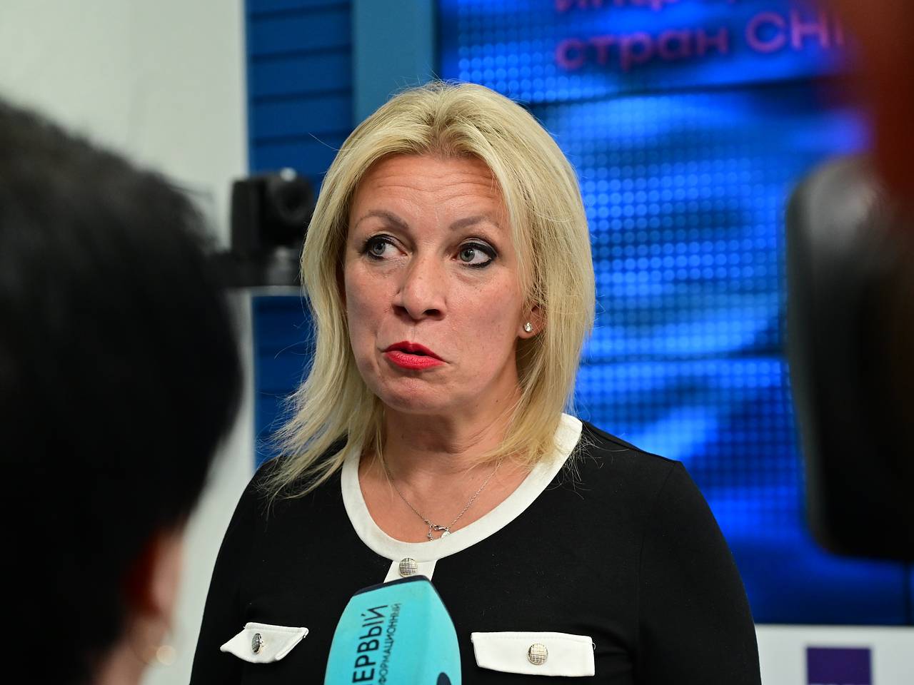Захарова рассказала о создании Западом барьера для доступа граждан к российским СМИ
