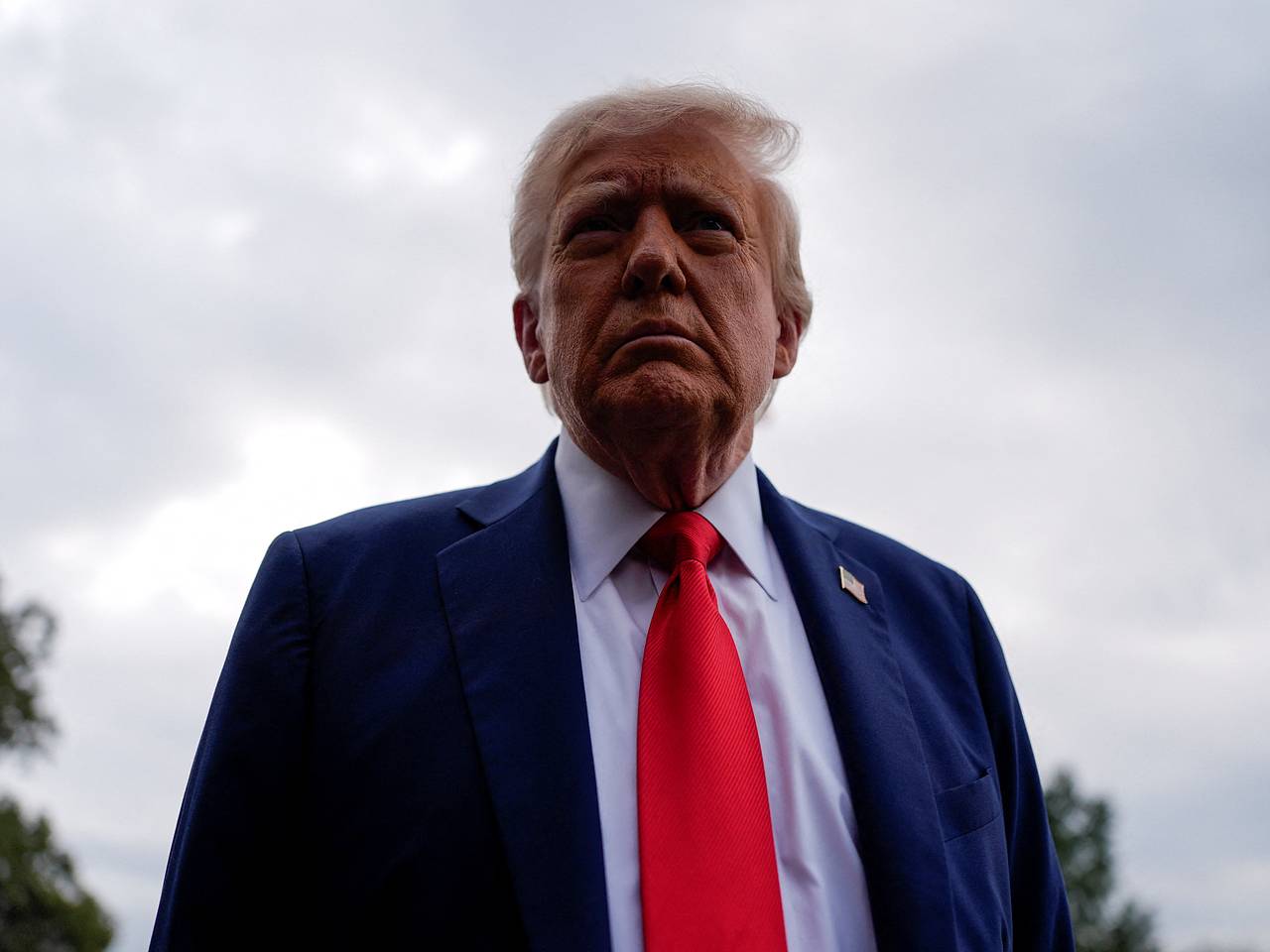 Трамп и Маск пожали друг другу руки на панихиде по Кирку