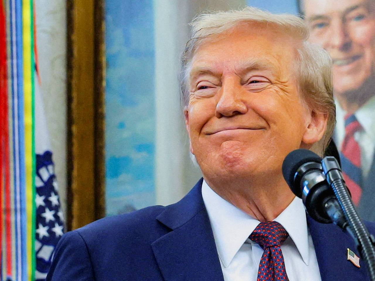 Трамп впервые показался перед публикой на фоне слухов о его смерти