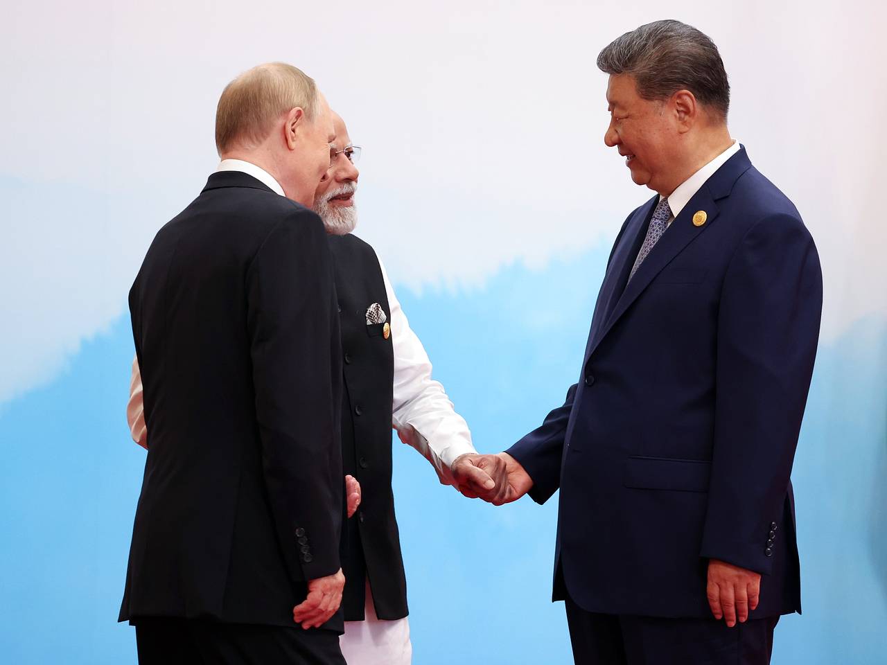 Лавров объяснил тройное рукопожатие Путина с Моди и Си Цзиньпином