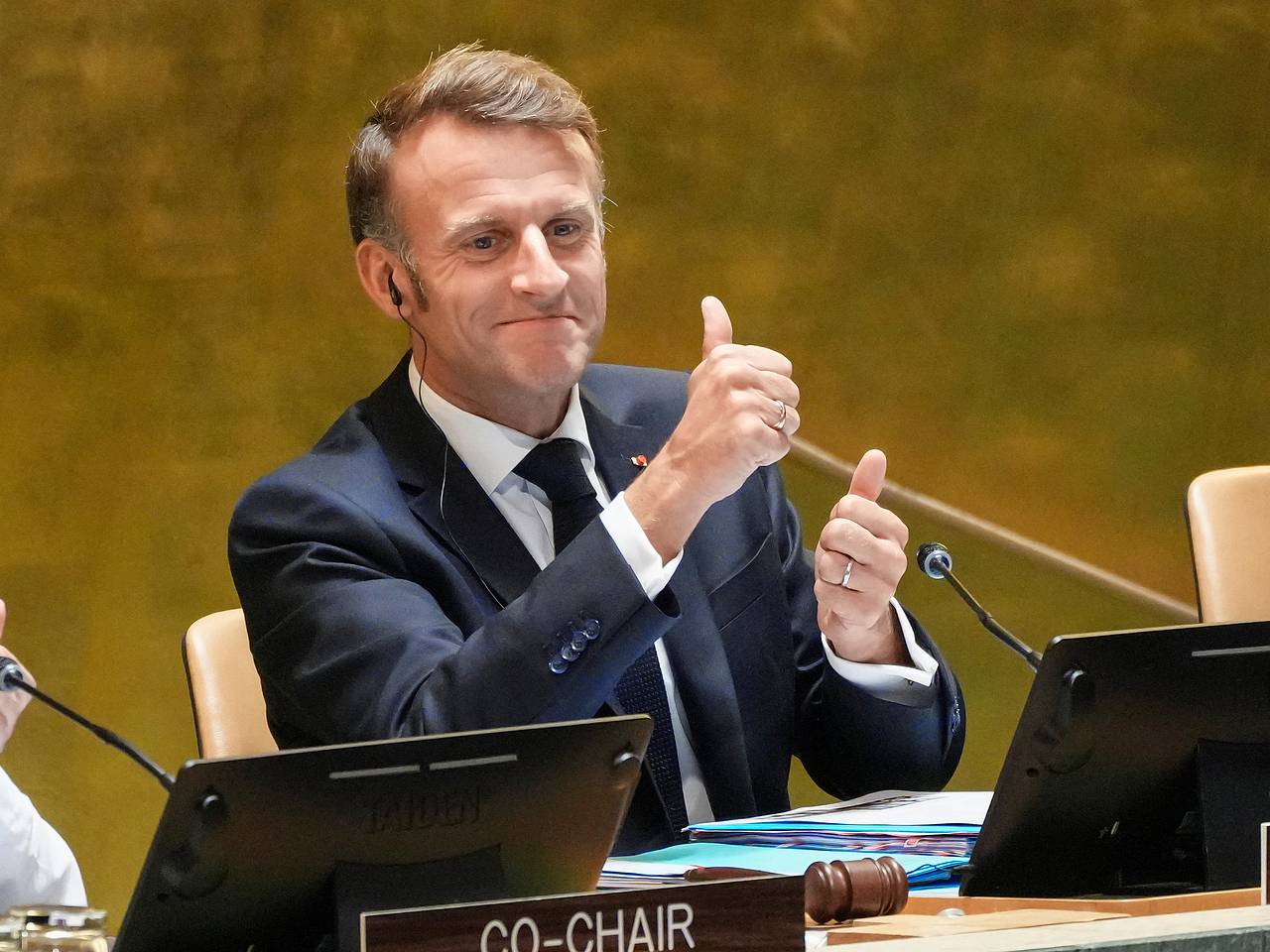 Названа возможная причина задержки Макрона в США