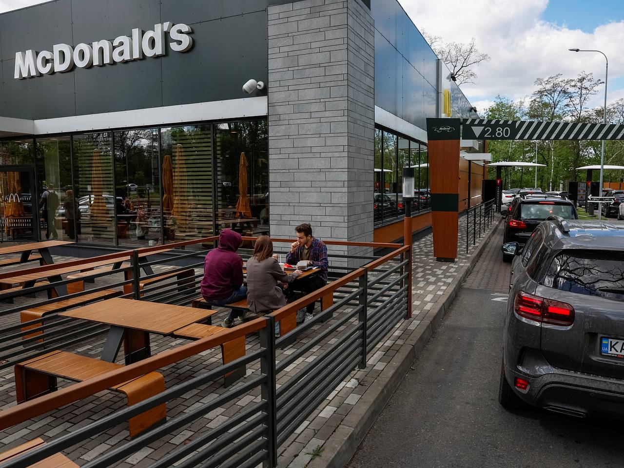 Украинцы начали устраиваться в McDonald’s ради брони от мобилизации