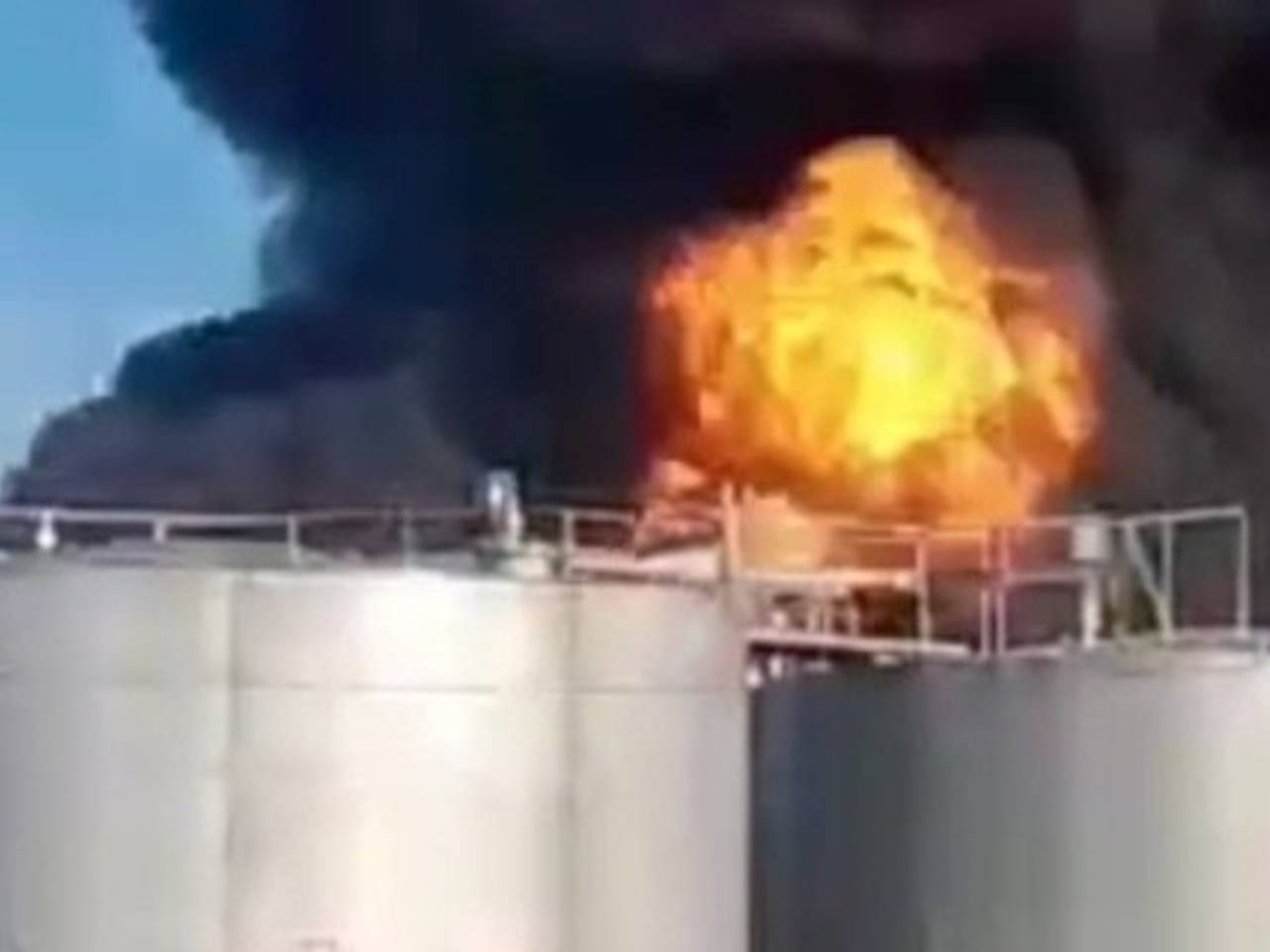 Мощный пожар на украинской нефтебазе сняли на видео