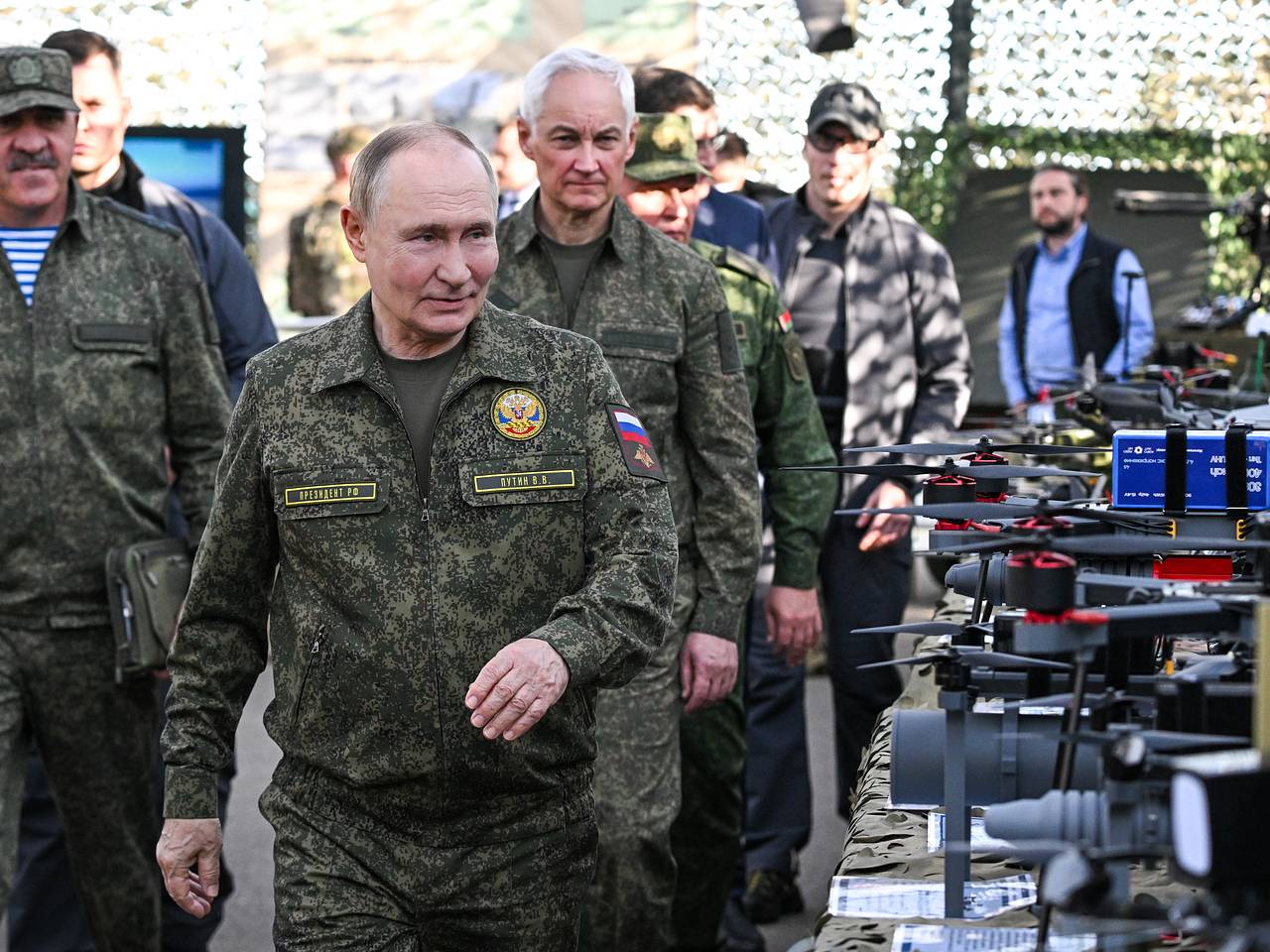 Путин пообщался с зарубежными представителями на военных учениях