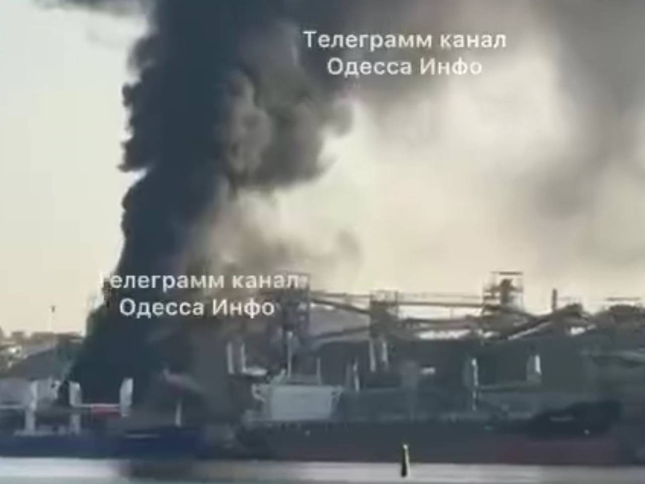В порту Одесской области вспыхнул крупный пожар