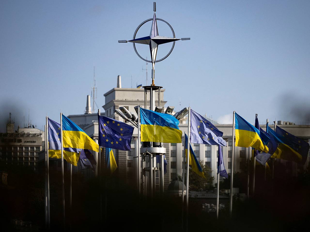 Экс-президент Франции высказался против членства Украины в НАТО и ЕС