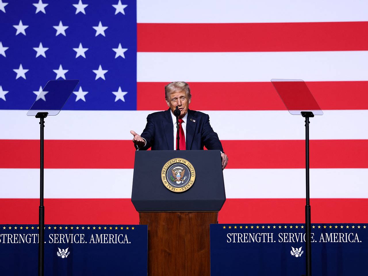 Трамп понадеялся на урегулирование конфликта на Украине и постучал по дереву