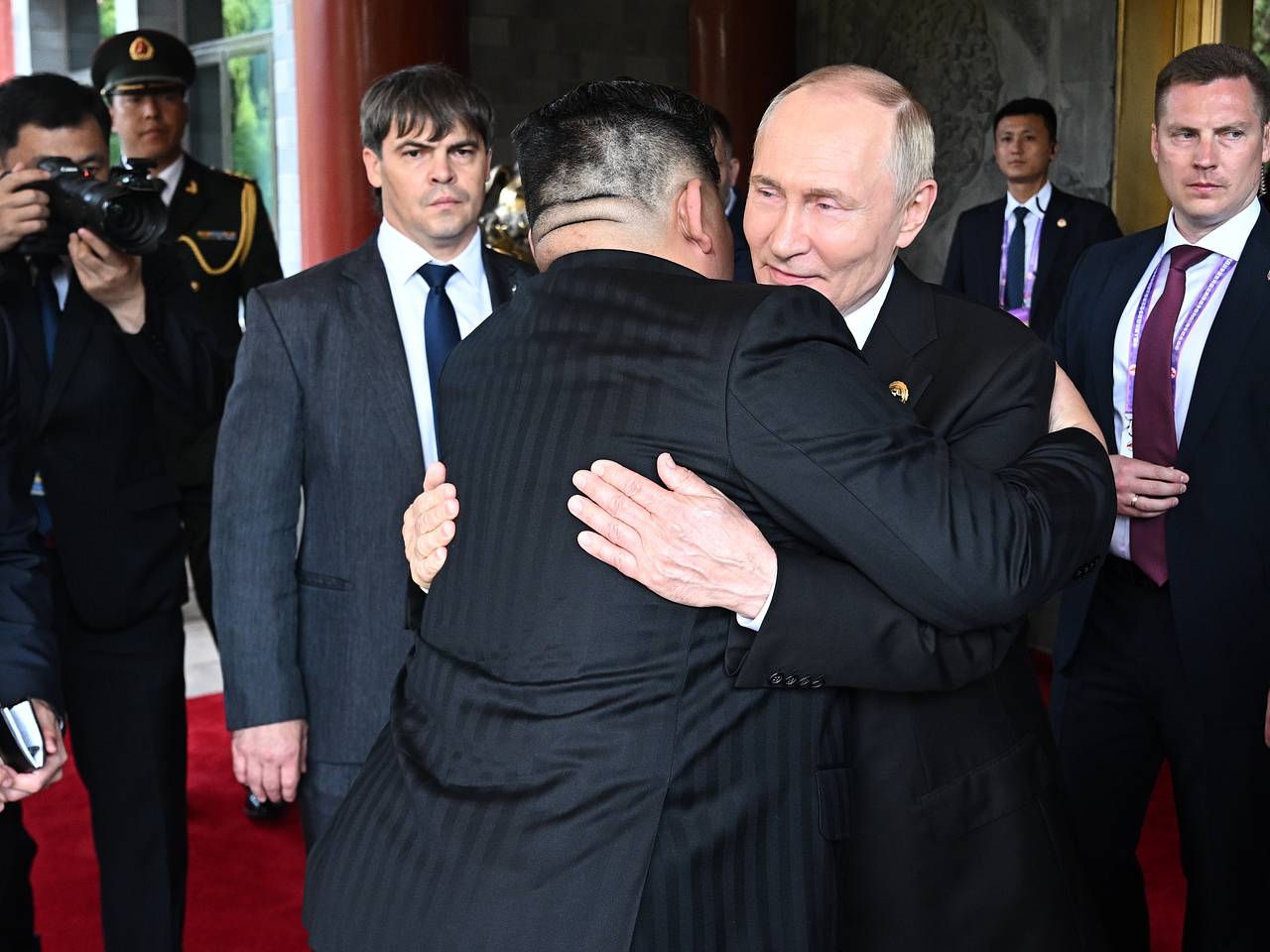 Путин и Ким Чен Ын обнялись