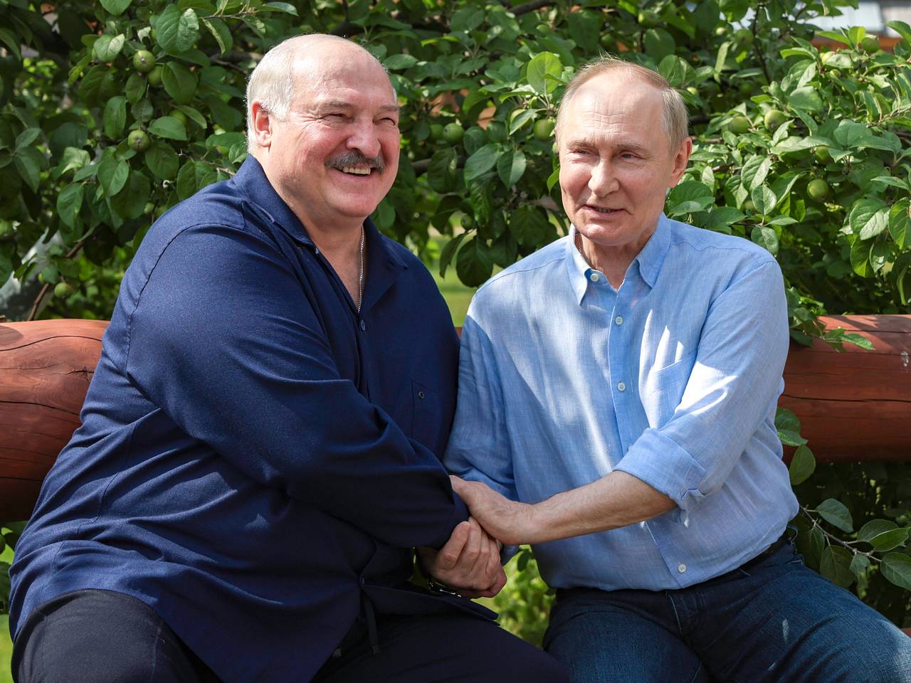 Лукашенко посмеялся над шуткой про оппозиционеров