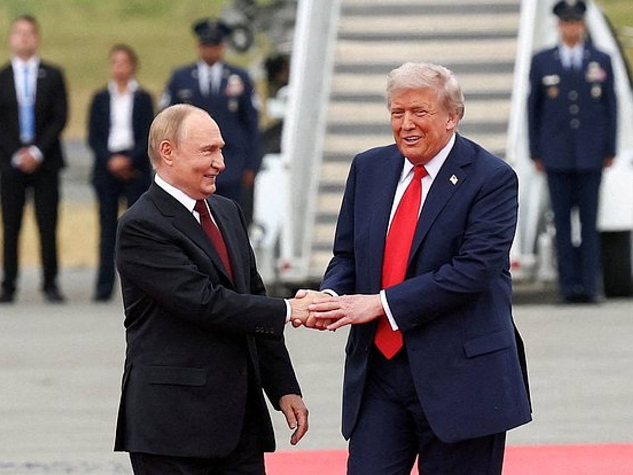 На Западе заявили об ответе Путина Трампу на провокацию с истребителями на Аляске