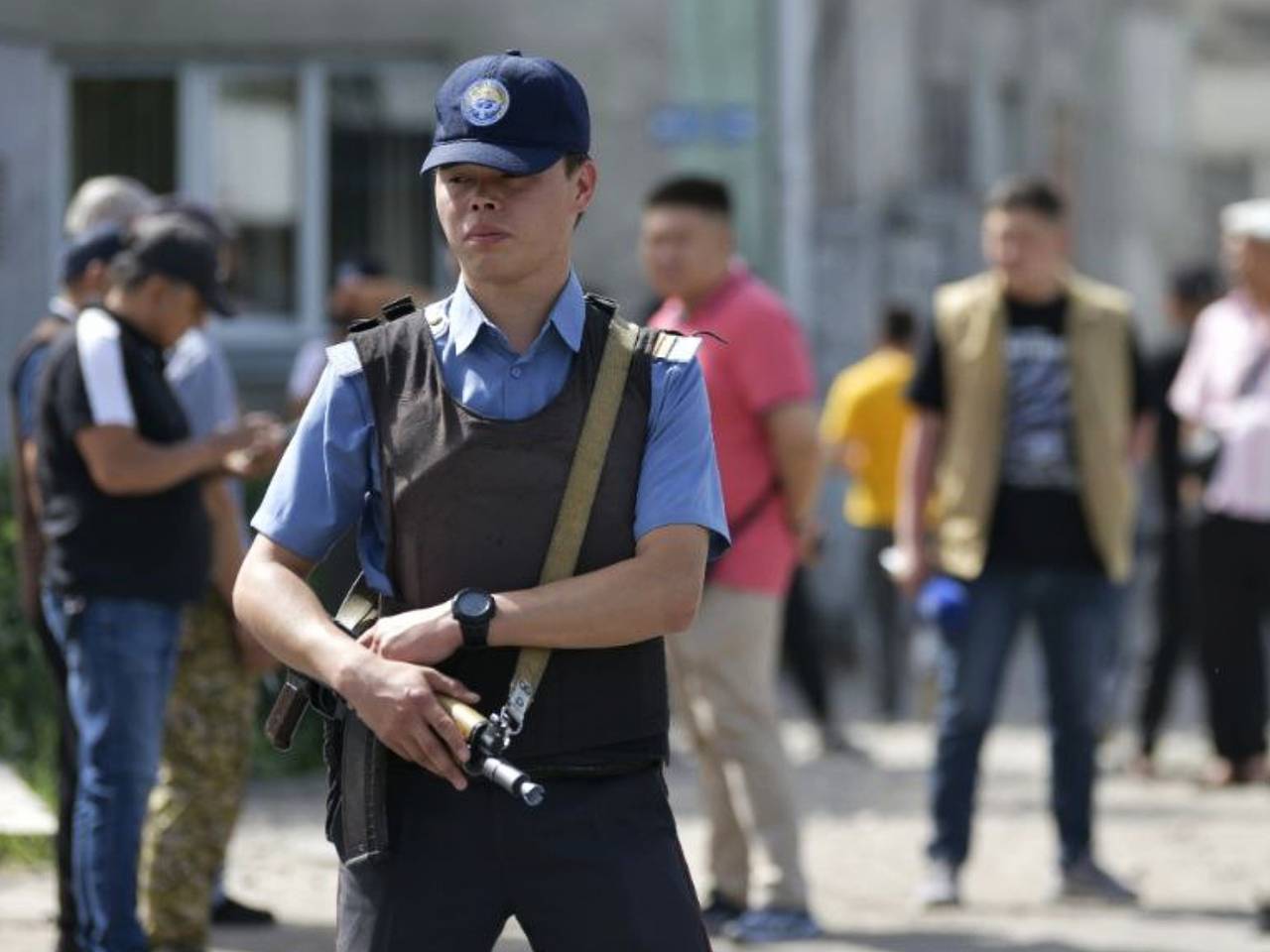 В Киргизии чиновники пришли на совещание и вышли в наручниках