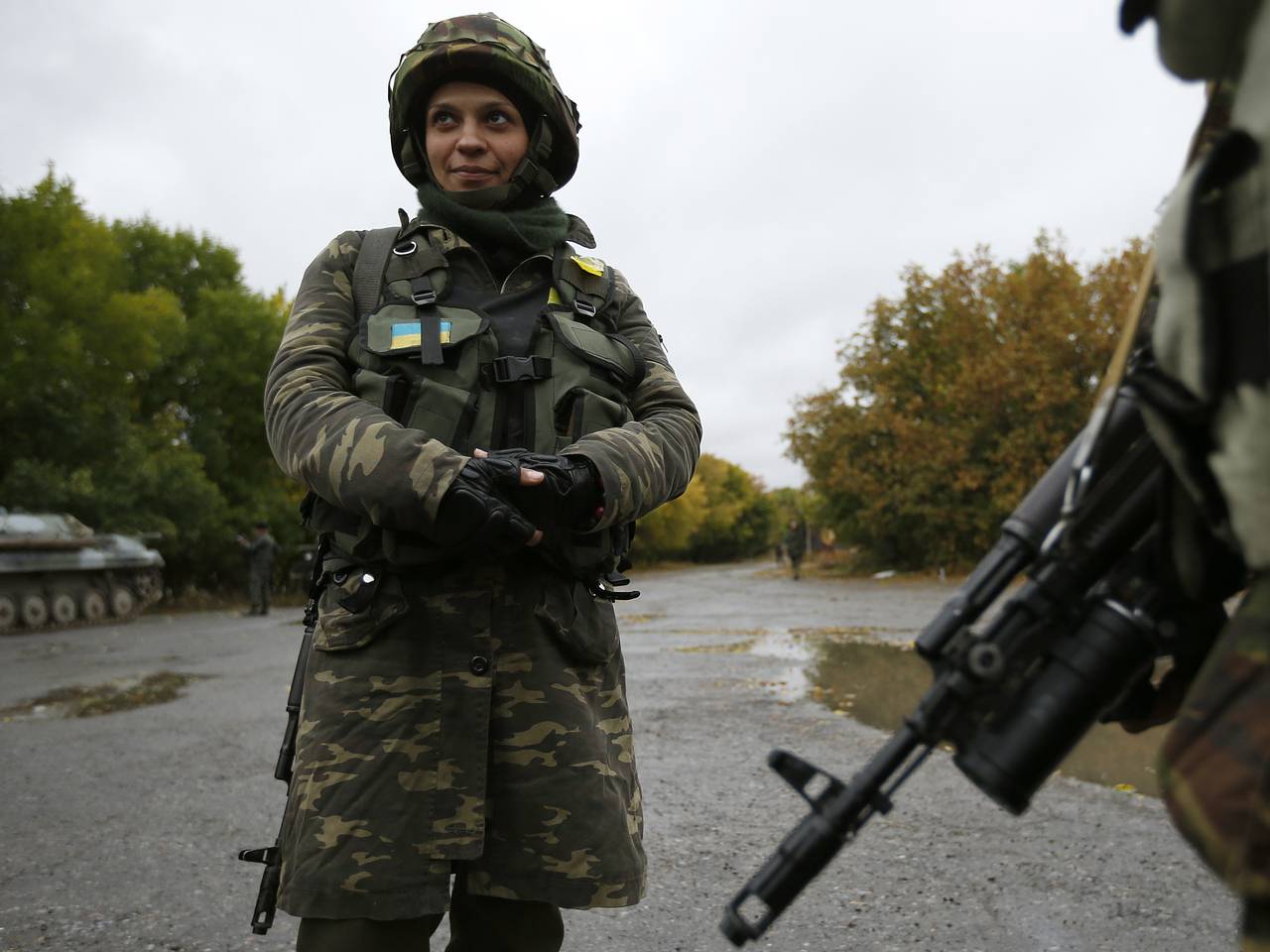 На Украине на службу для молодых людей по контракту пошли девушки