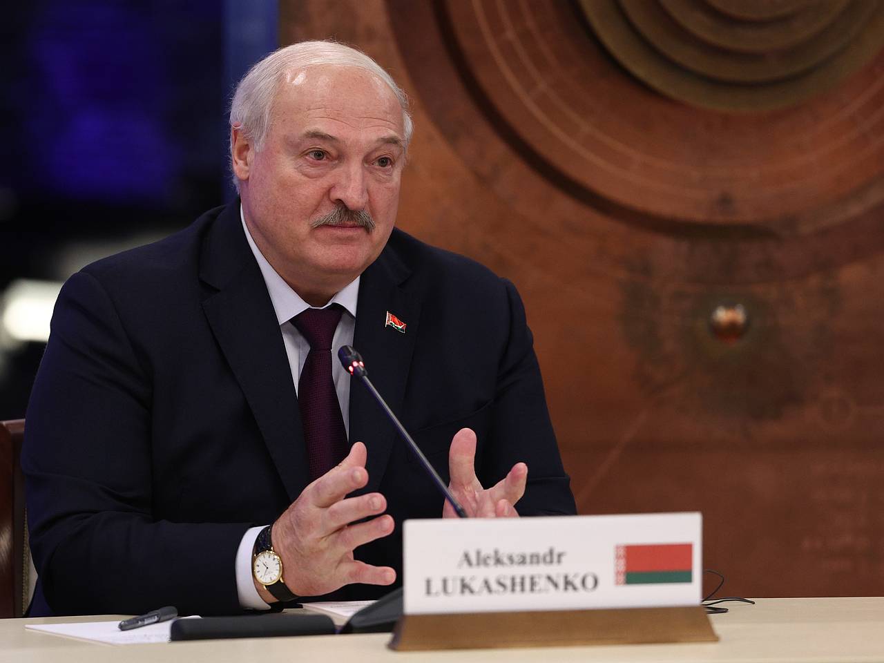 Лукашенко поблагодарил Путина за помощь в создании ядерного государства