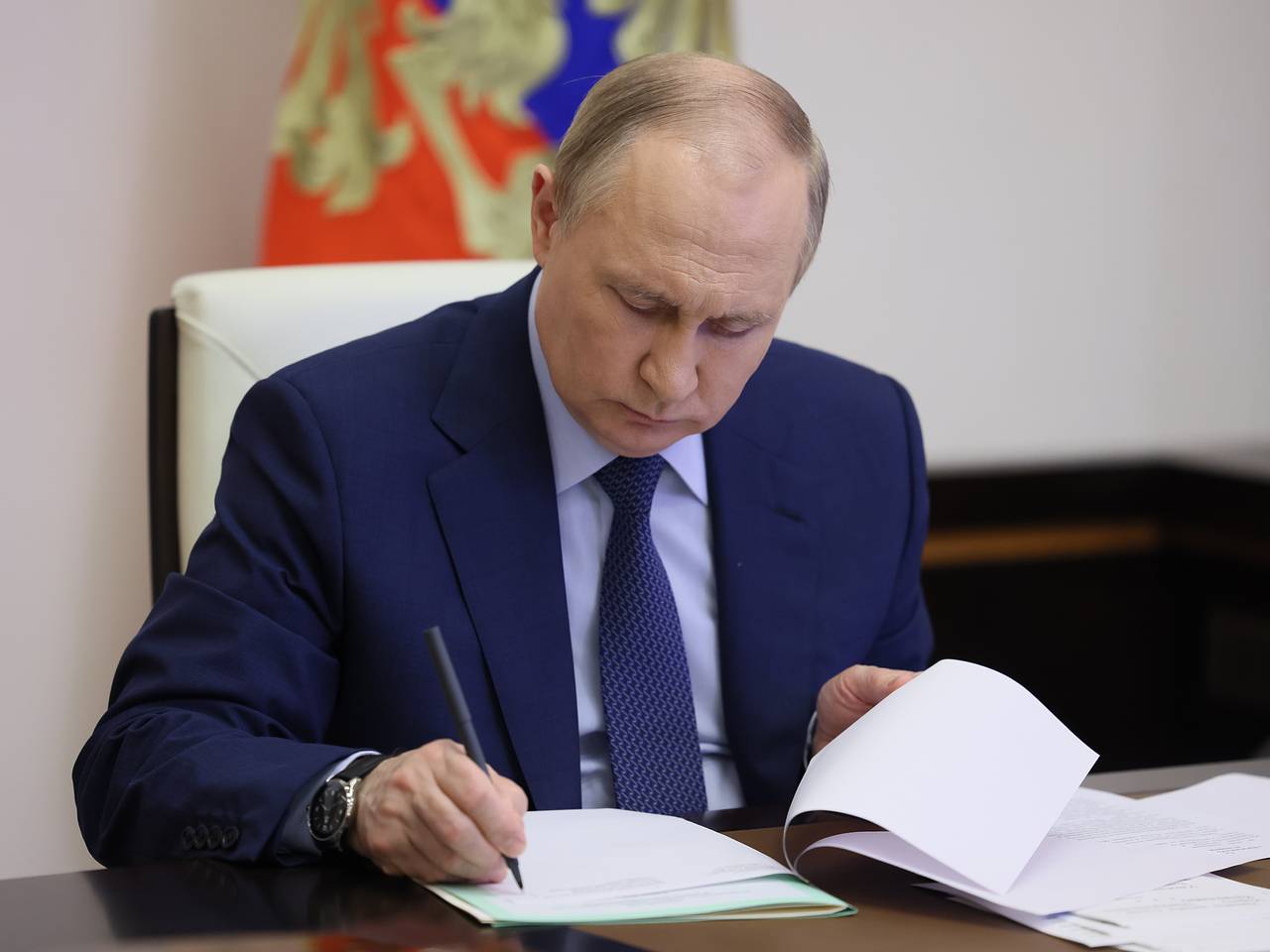 Путин выделил деньги из личного фонда для учителей Южной Осетии