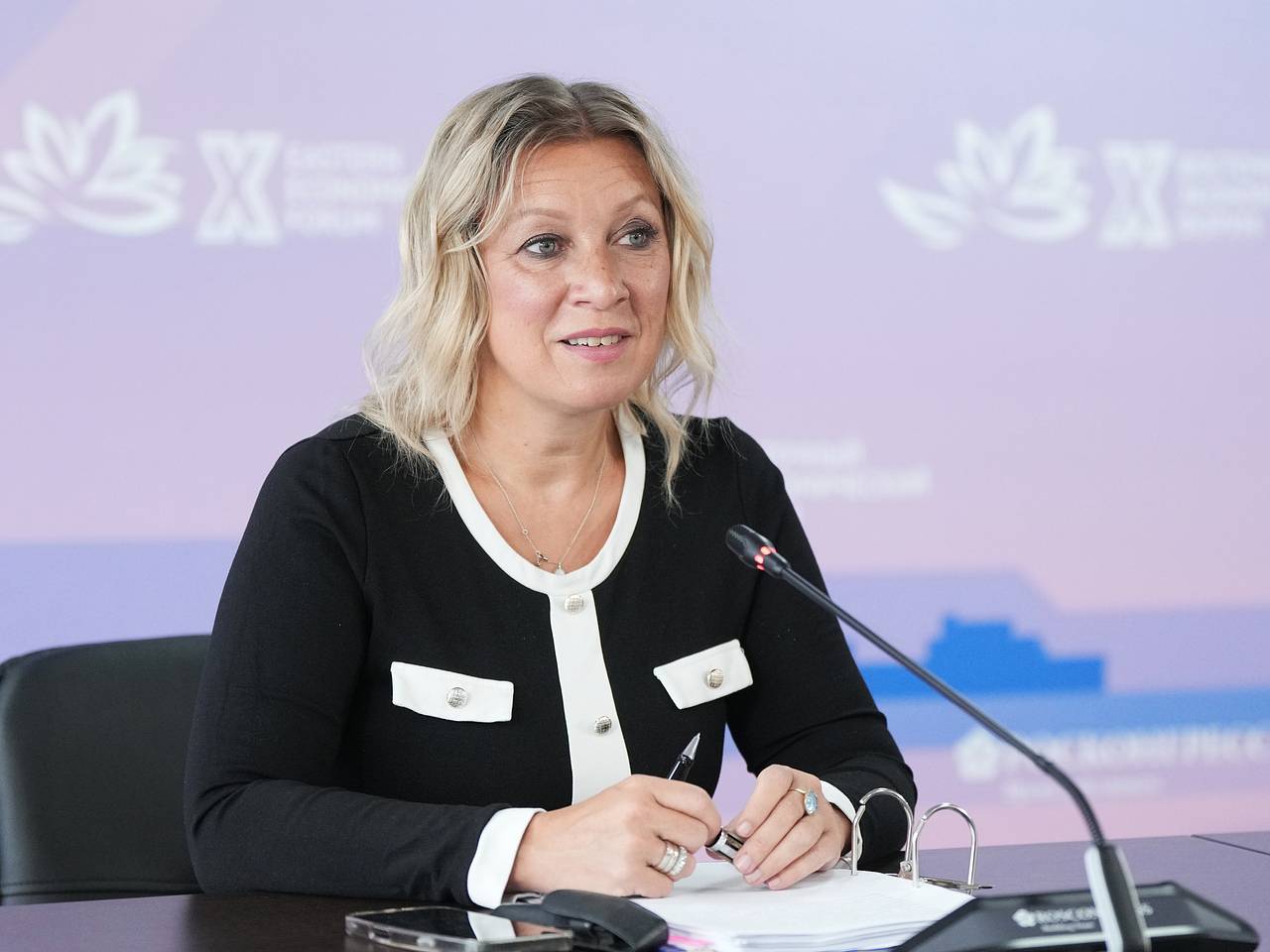 Захарова назвала отчаянием вброс о «гибридной атаке» на главу ЕК